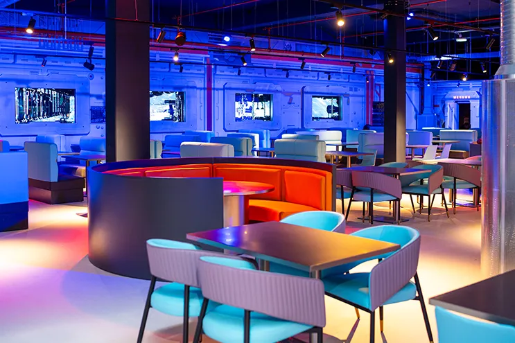 sky-high restaurant with virtual overview of space station orbiting the earth made possible with spinetix ibx440 digital signage players
